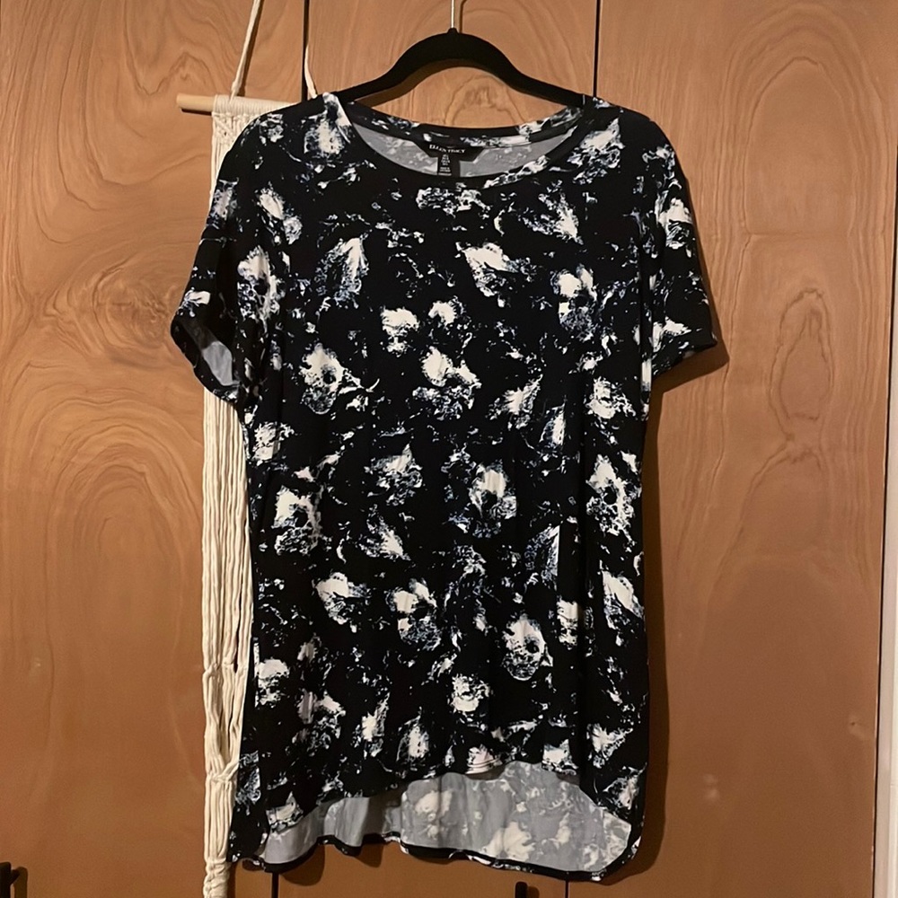 Lg ellen Tracy short sleeve abstract scoop neck floral top with stretch!